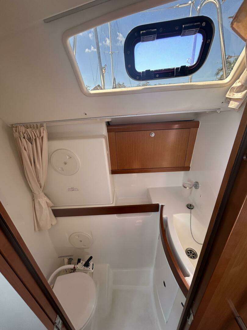 2010 Beneteau Oceanis 43 - Image 33
