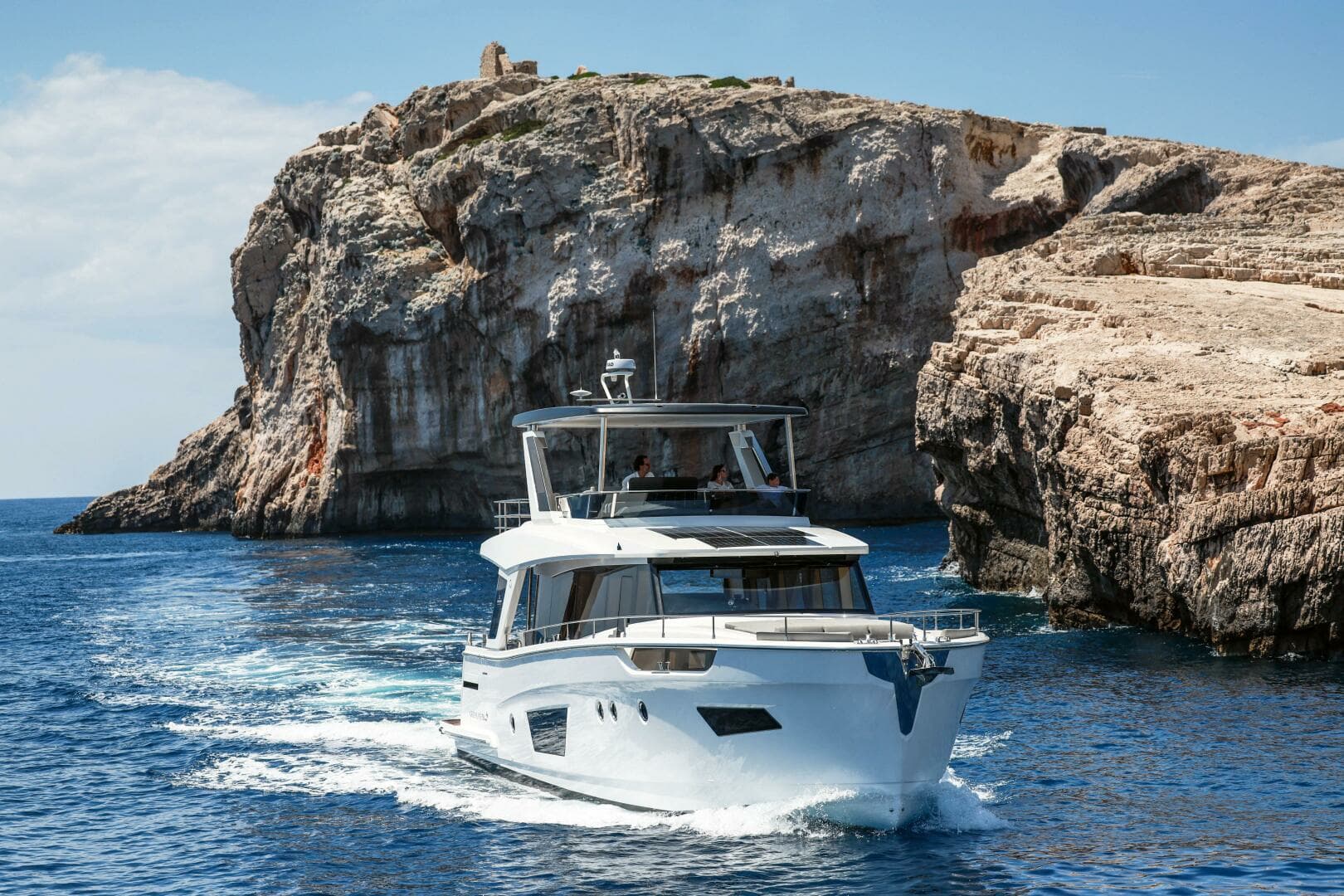 2027 Greenline 58 Fly Hybrid - Image 3
