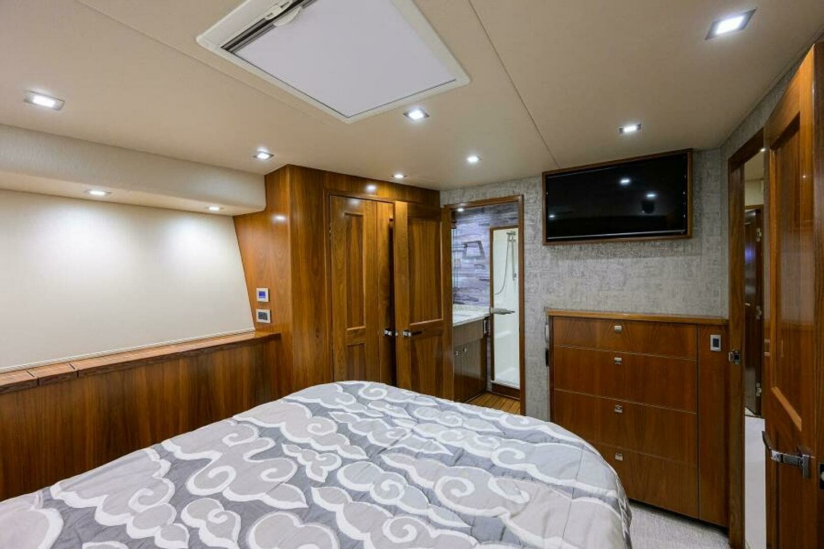 2019 Viking 80 Convertible - Image 26