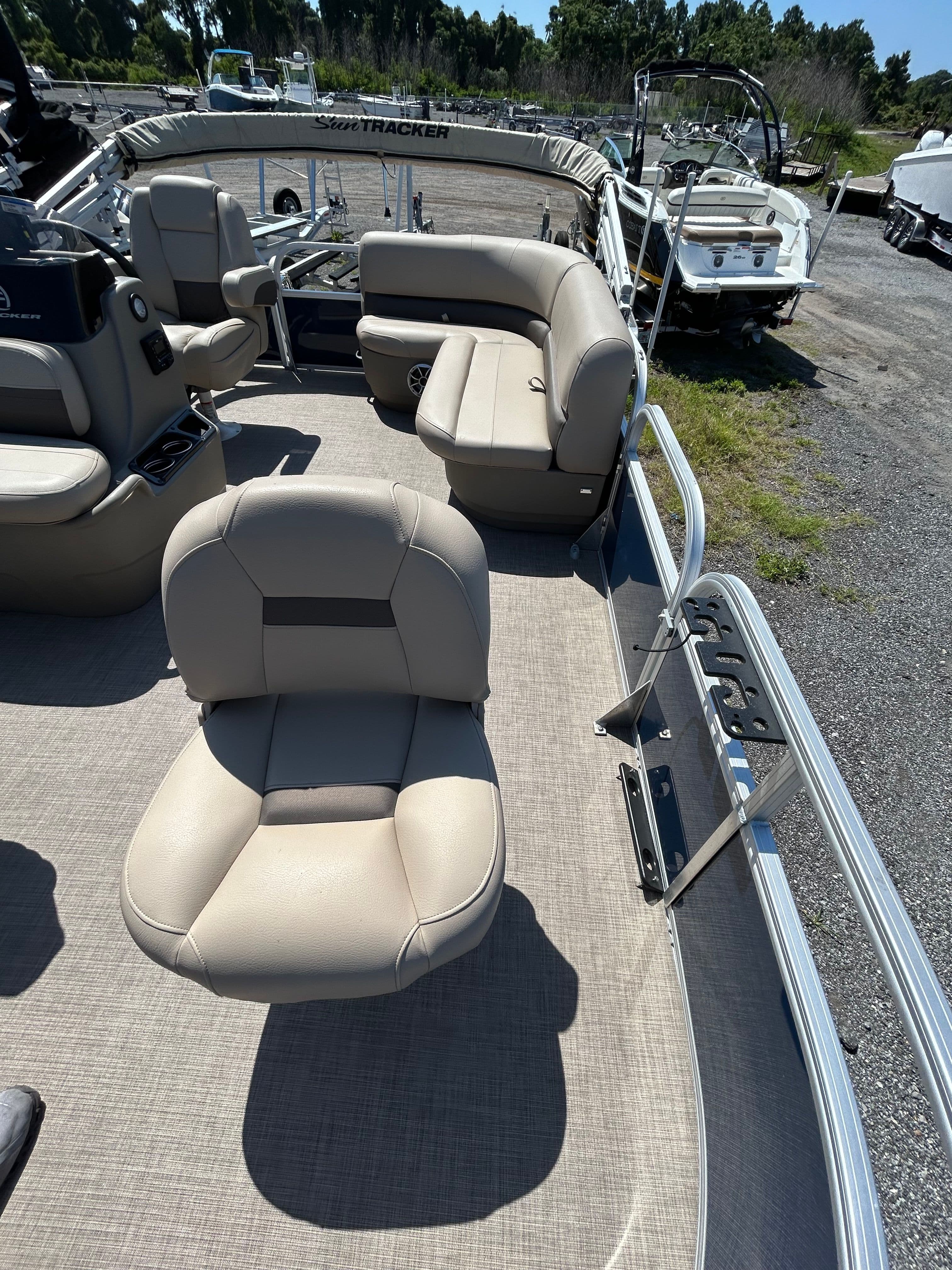 2025 SUN TRACKER BASS BUGGY 16 - Image 4