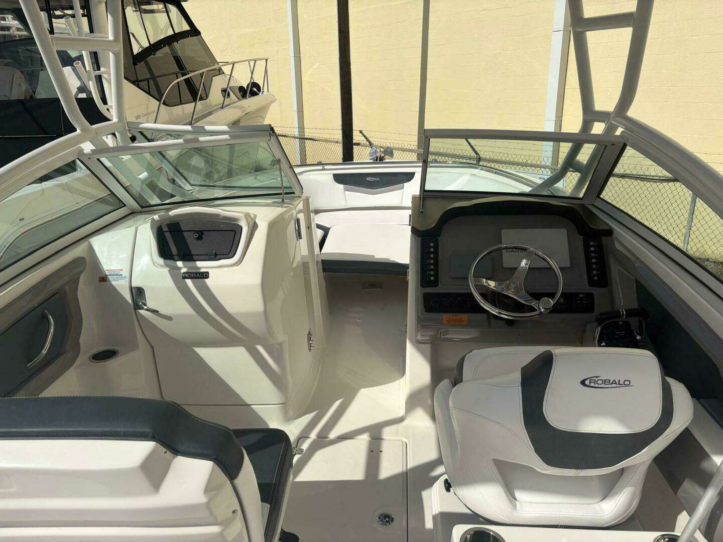 2021 Robalo R247 Dual Console - Image 15