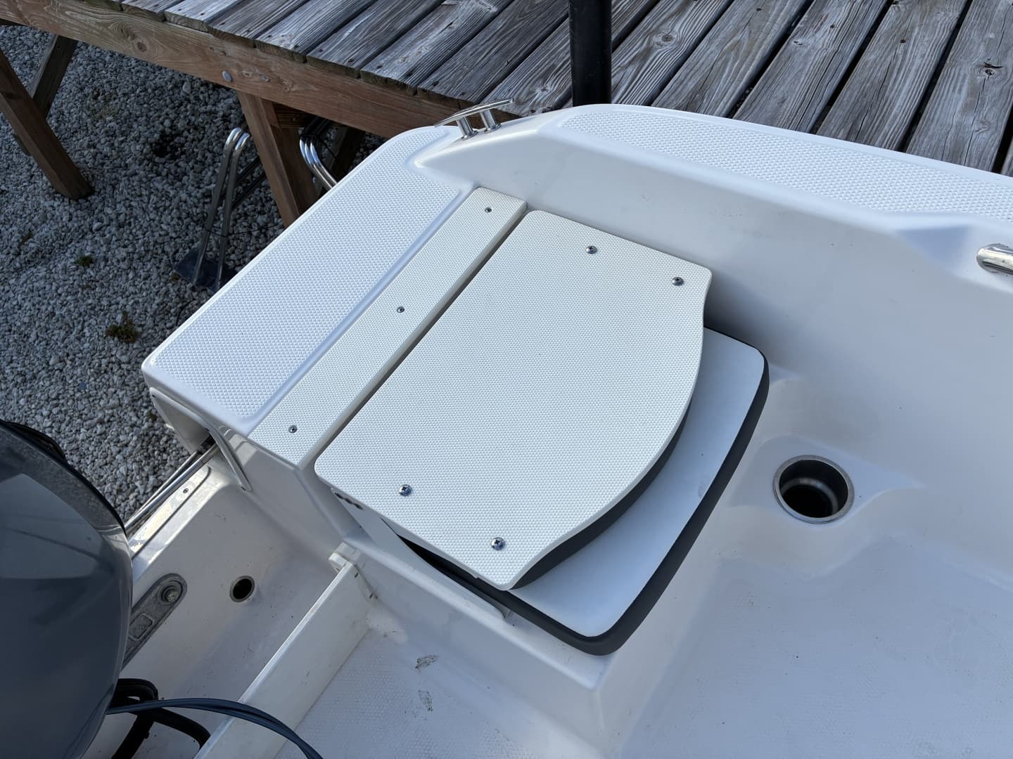 2025 Robalo R160 Center Console - Image 12