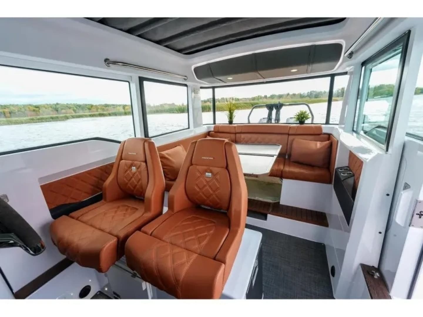 2022 Axopar 37 XC CROSS CABIN - Image 18