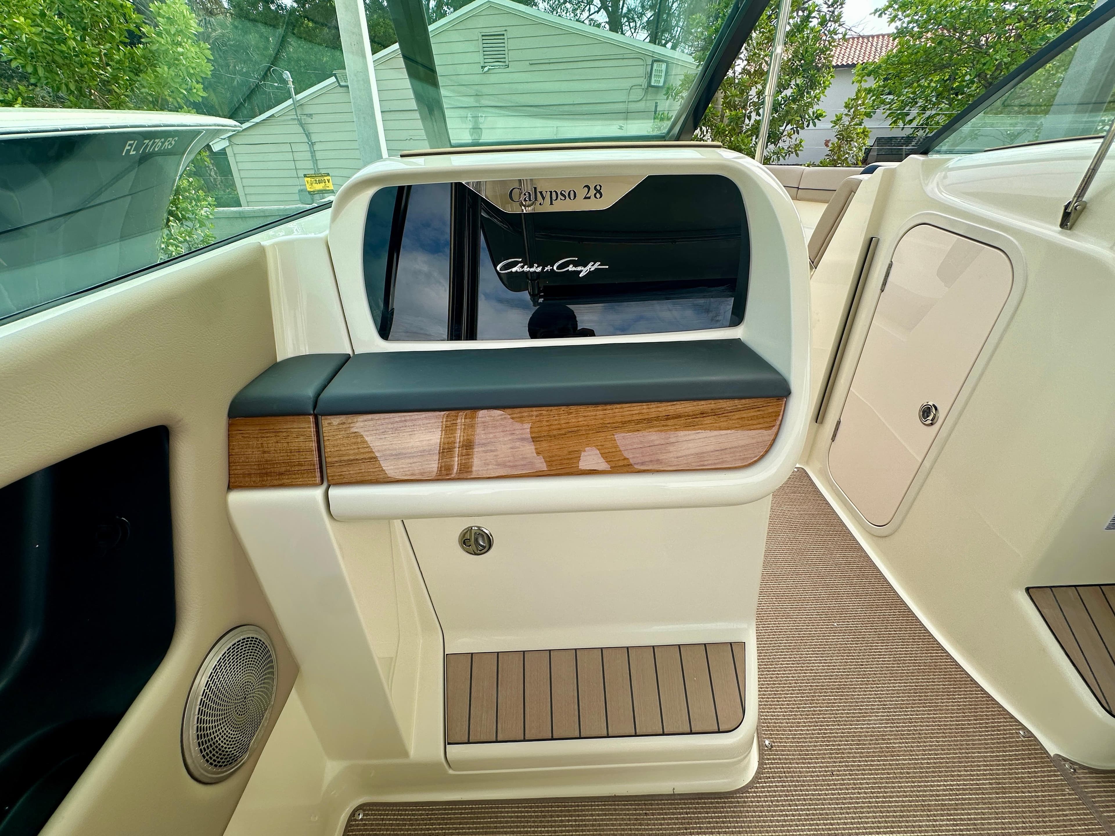 2025 Chris-Craft Calypso 28 - 10