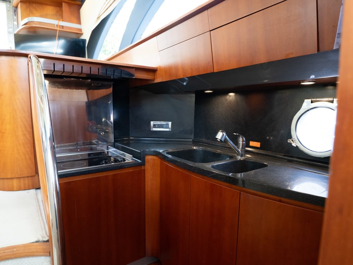 2008 Azimut 50 Flybridge - Image 8