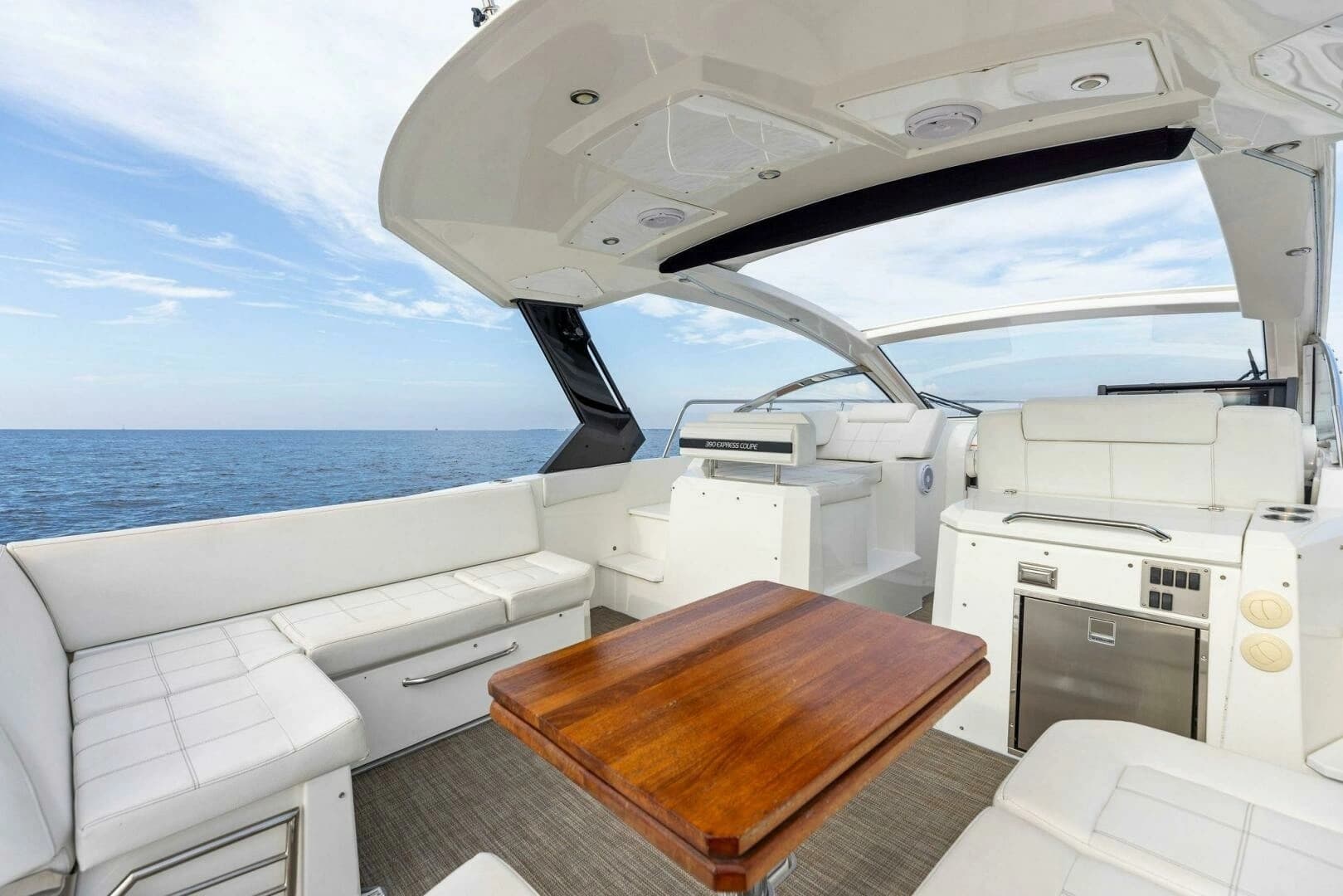 2015 Cruisers Yachts 390 Express Coupe - Image 5