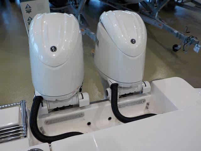 2025 Robalo Center Console R250 - 19