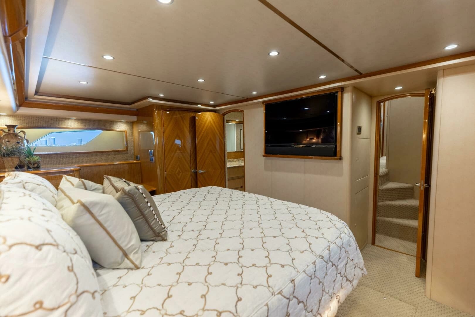 2013 Viking 76 Convertible - Image 28