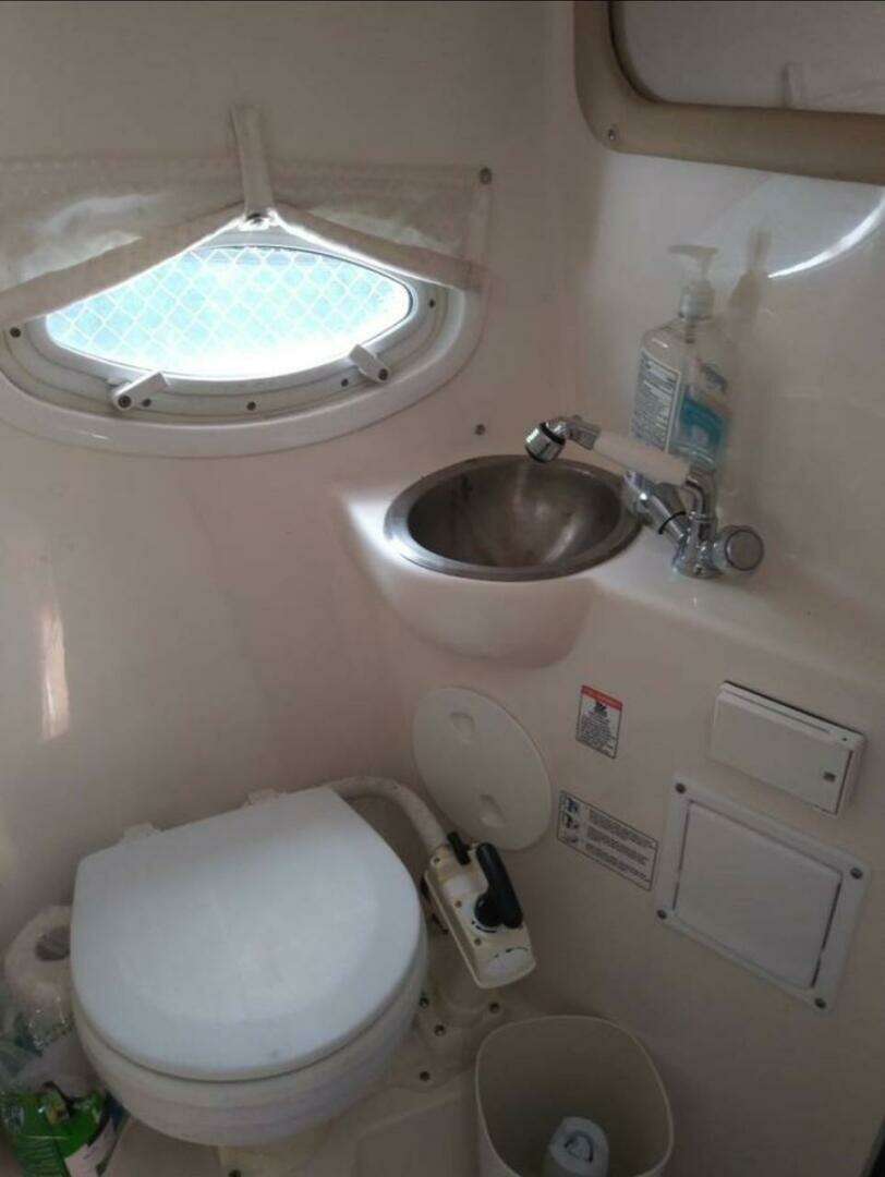 2009 Rinker 280 Express Cruiser - Image 12