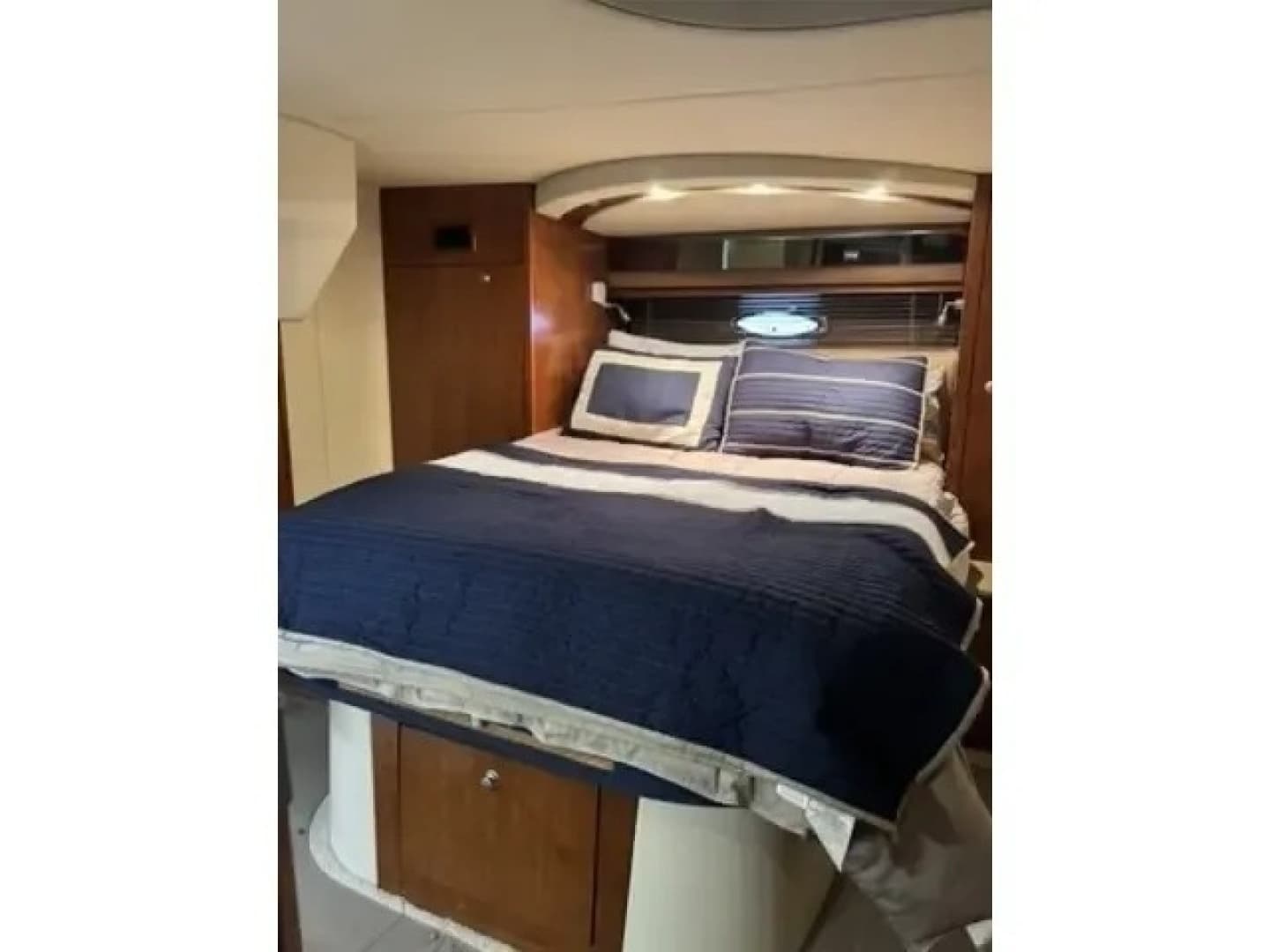 2008 Cruisers 460 Express - Image 19