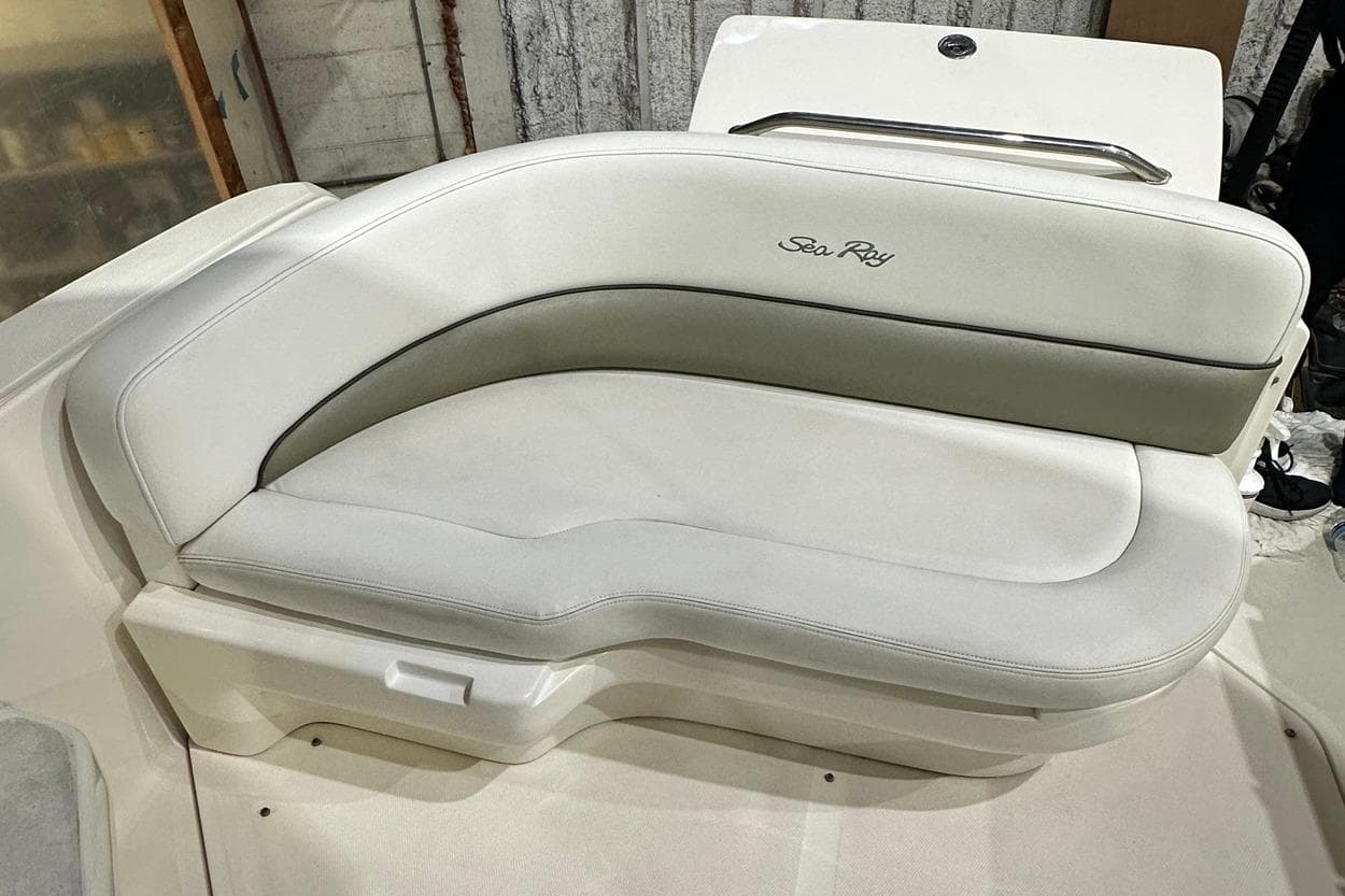 2007 Sea Ray Sundancer 260 boat seating, featuring white and gray upholstery.