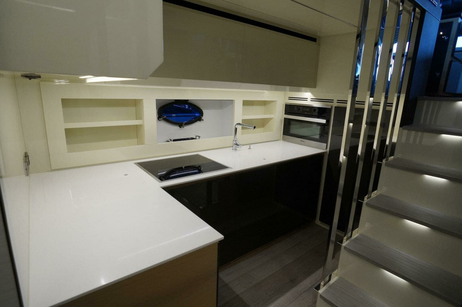 2016 Pershing 70 - Image 9