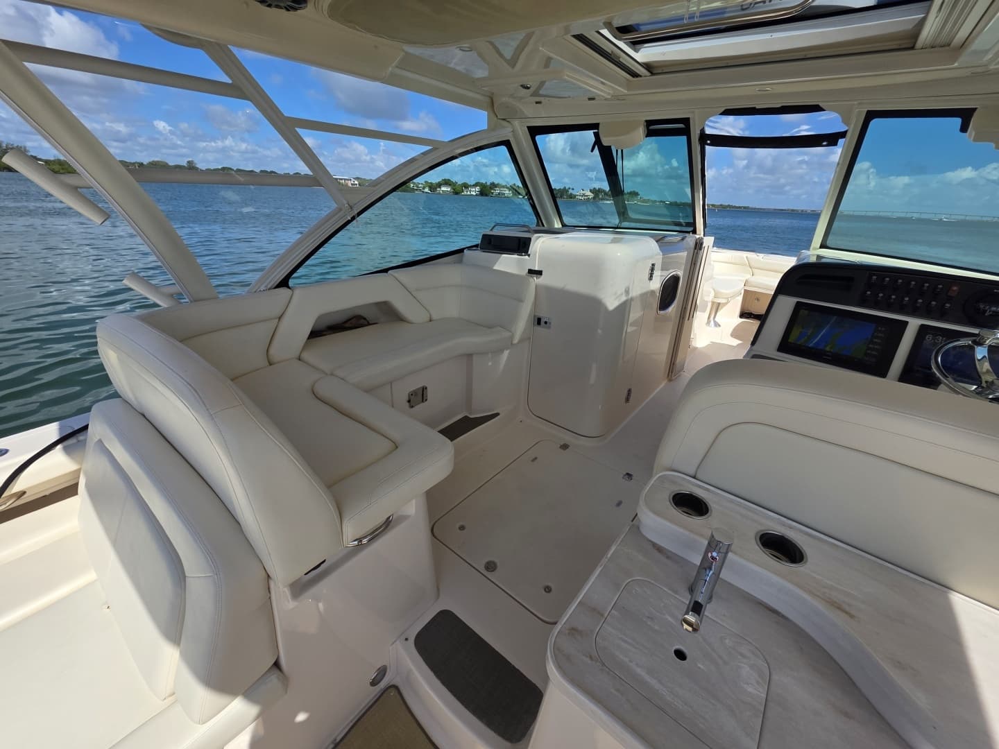 2019 Grady-White Freedom 375 - Image 14