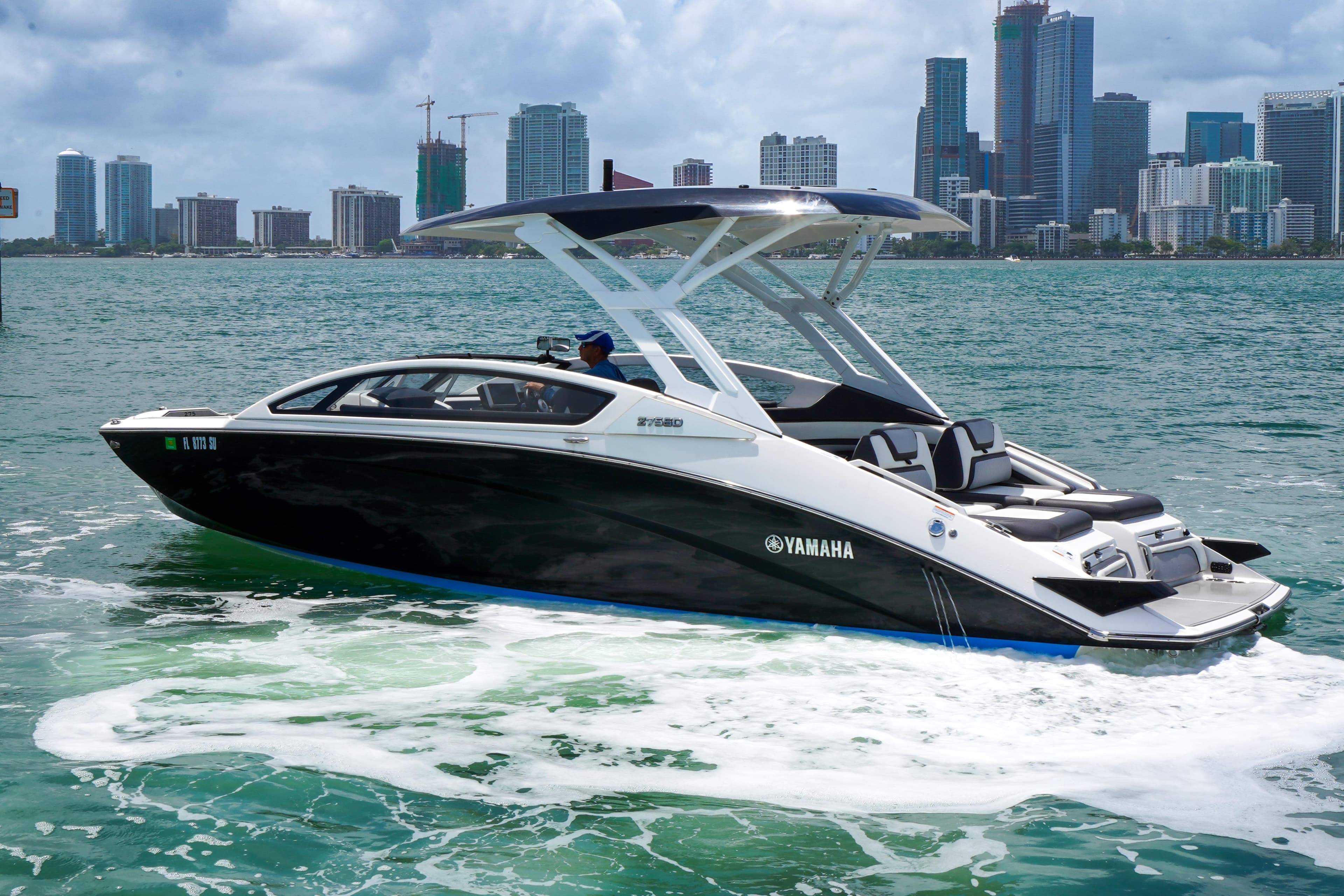 2021 Yamaha Boats 275SD cruising in urban waterfront setting.