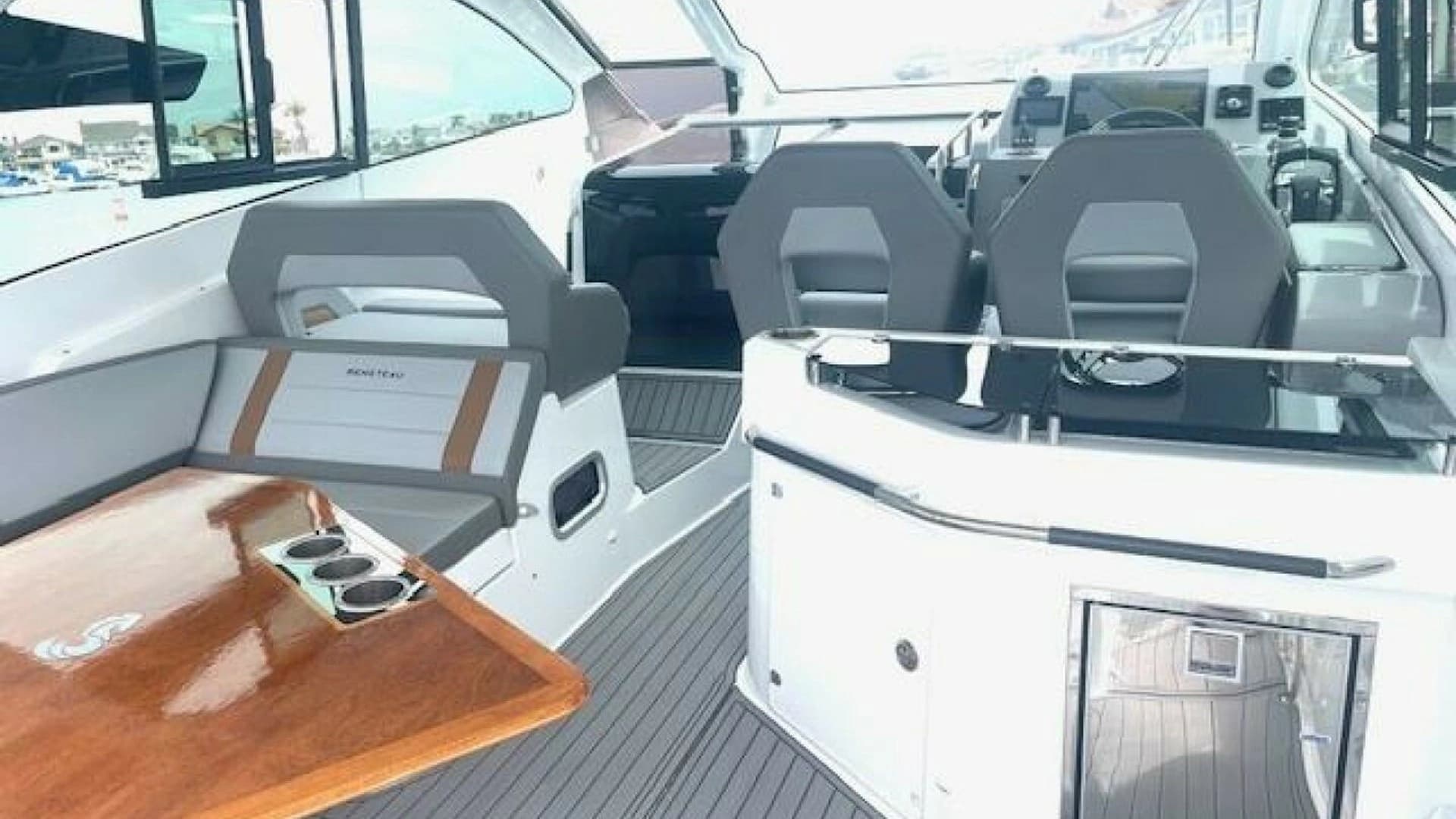 2022 Beneteau 32 Gran Turismo - Image 7