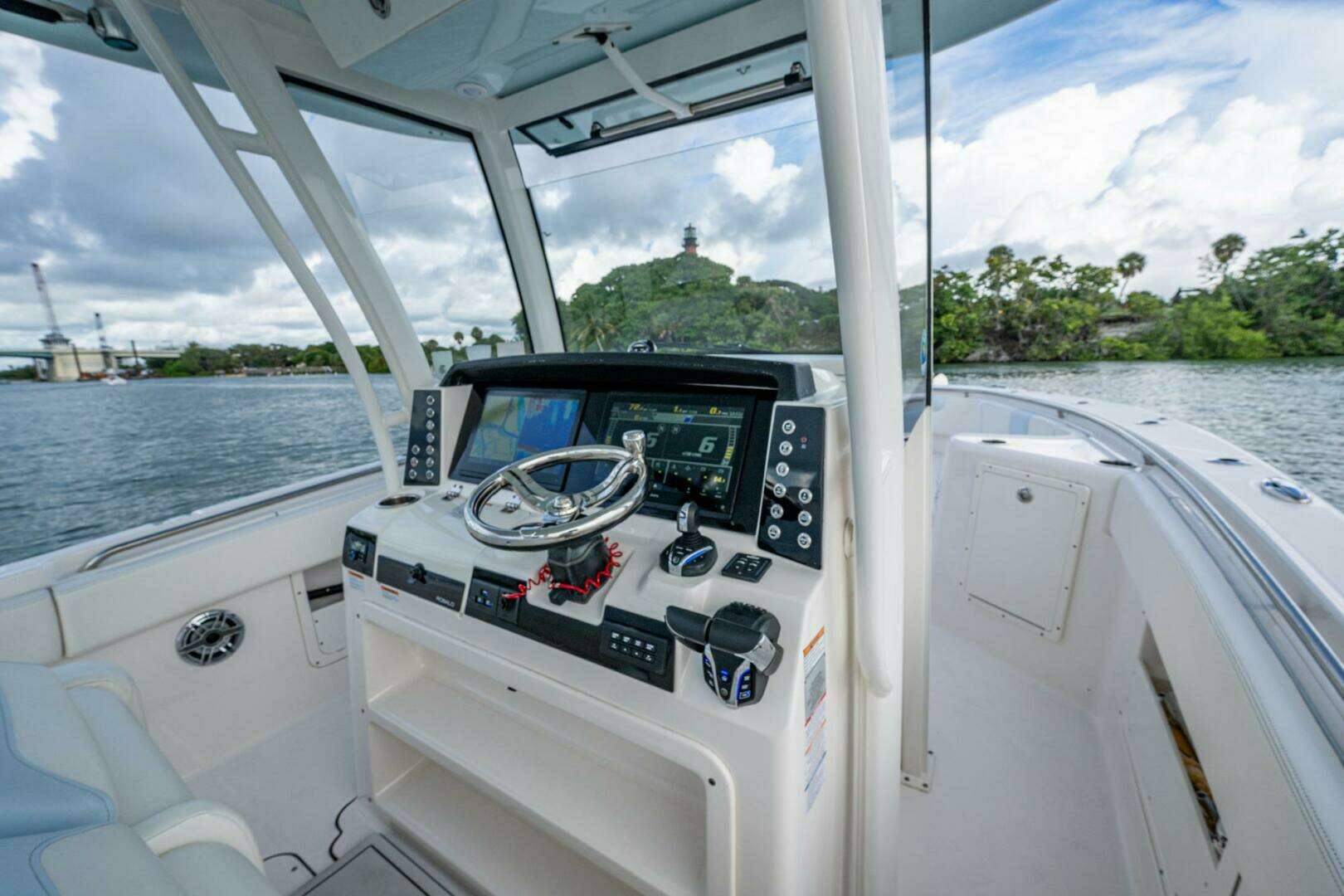 2023 Robalo R302 - Image 12