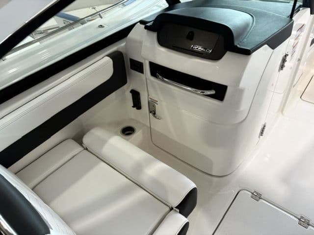 2026 Robalo R277 Dual Console - 6