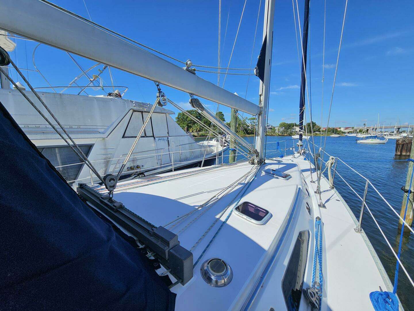 2001 Catalina 470 - Image 3