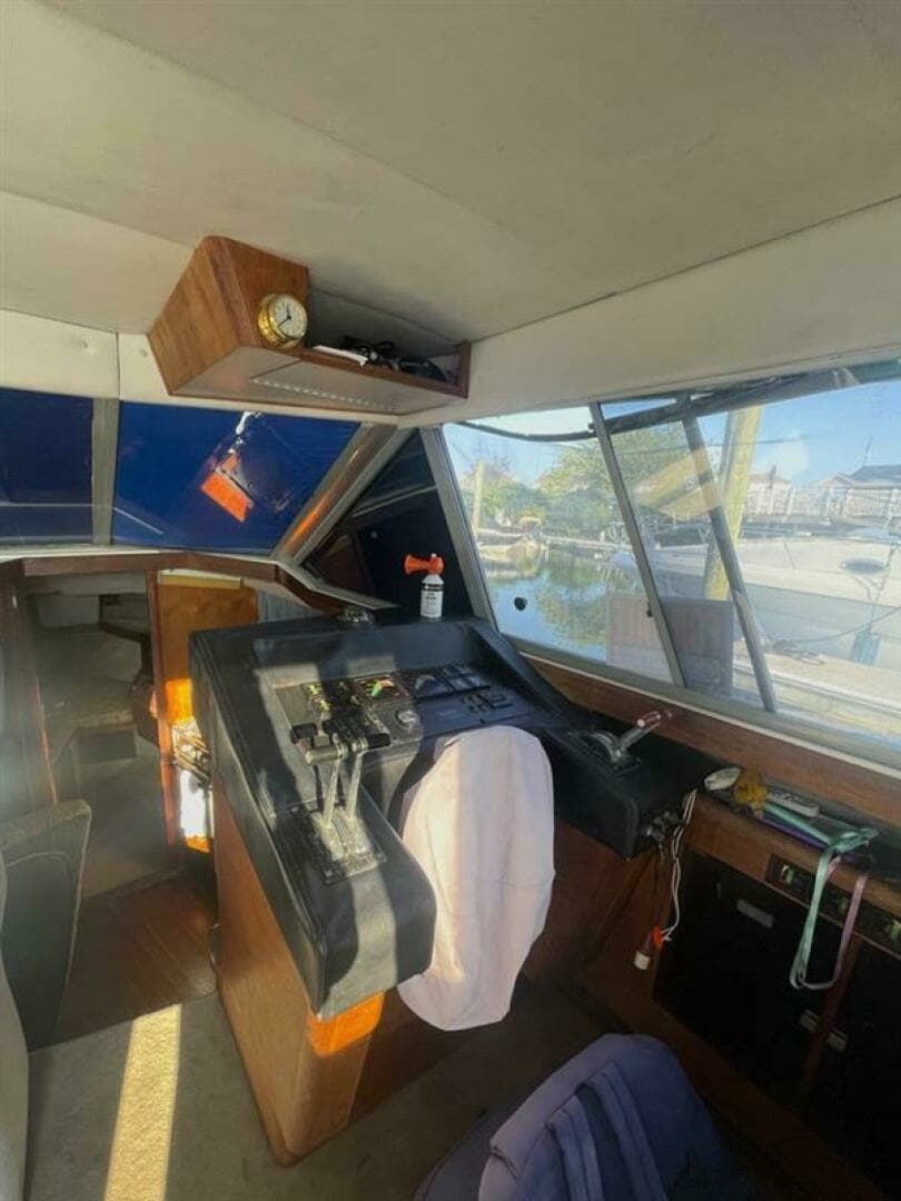 1987 Bayliner 3460 - Image 4