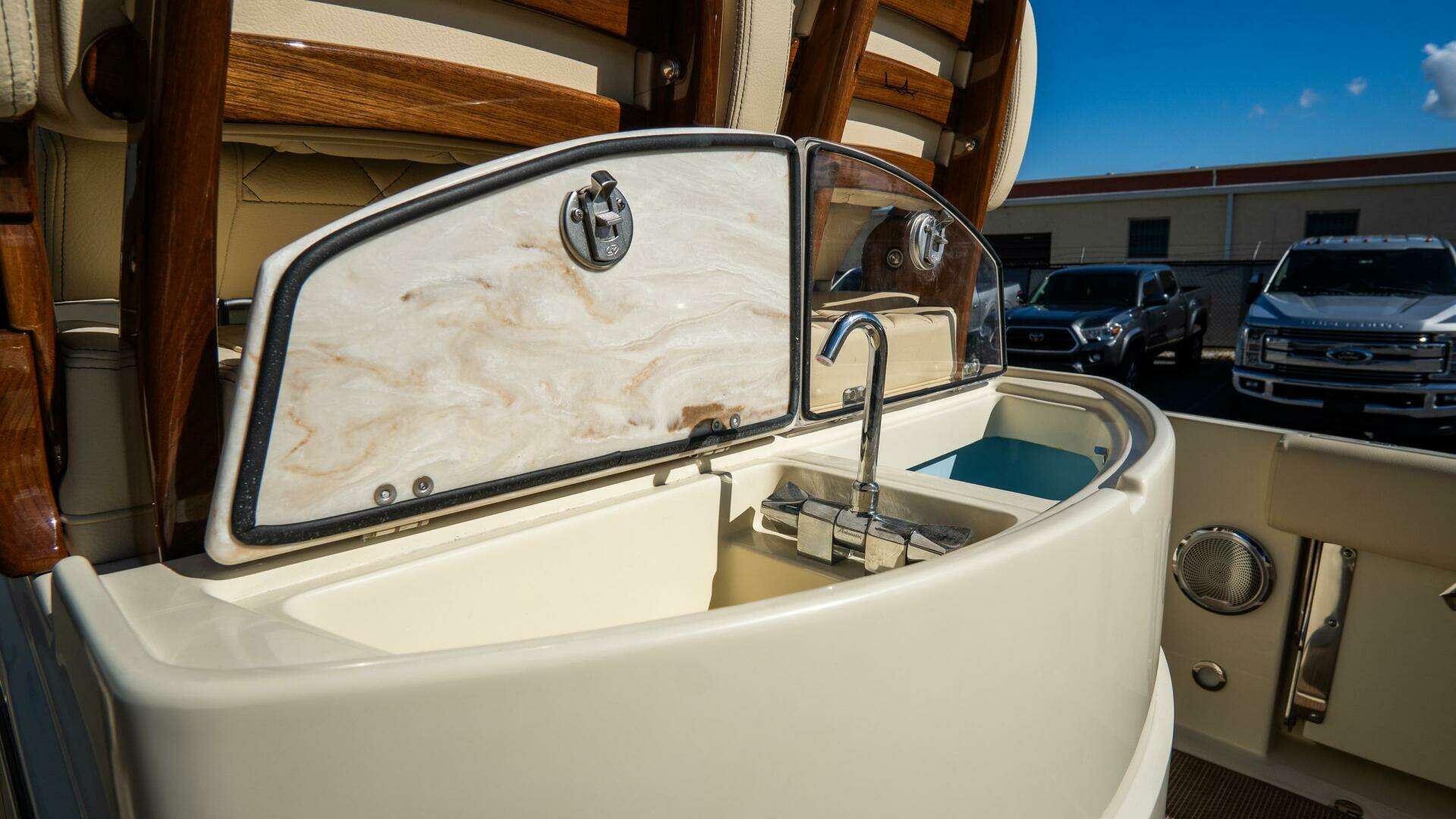 2025 Chris-Craft Catalina - Image 17