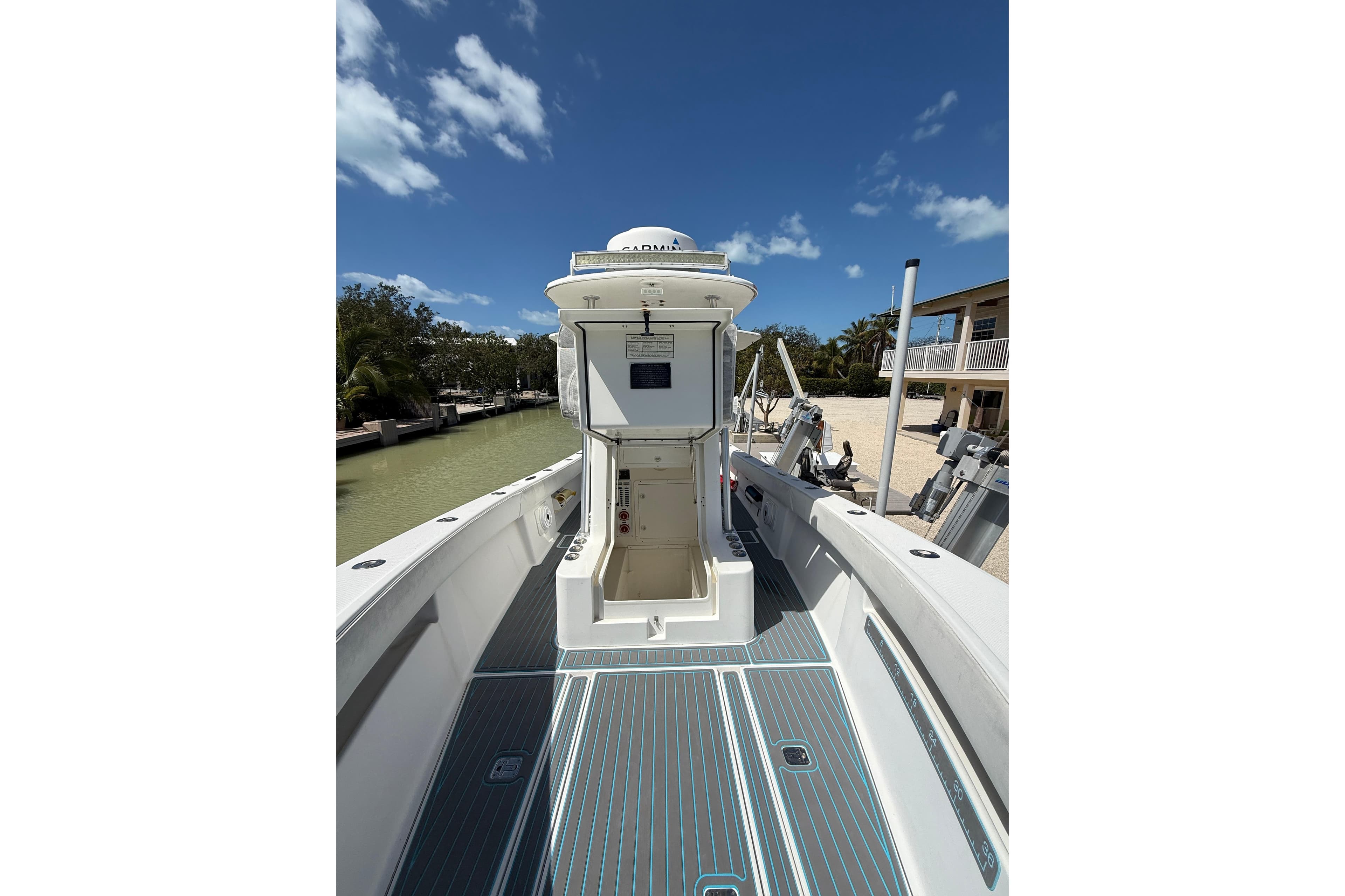 2006 SeaVee 290B boat deck with clear blue sky and waterfront view.
