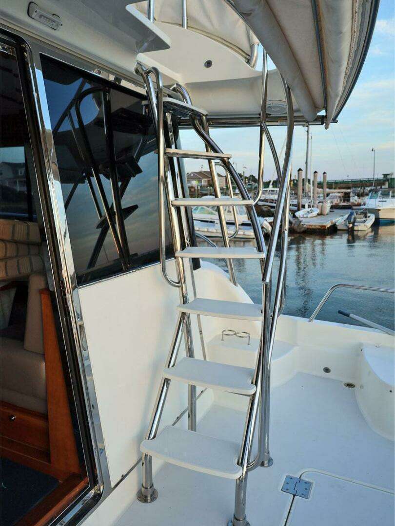 2018 Sabre 48 Flybridge Sedan - Image 6