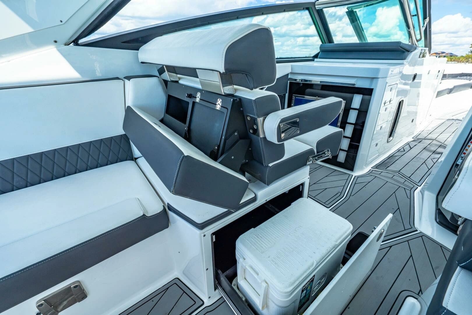 2023 Monterey 385 SS - Image 19