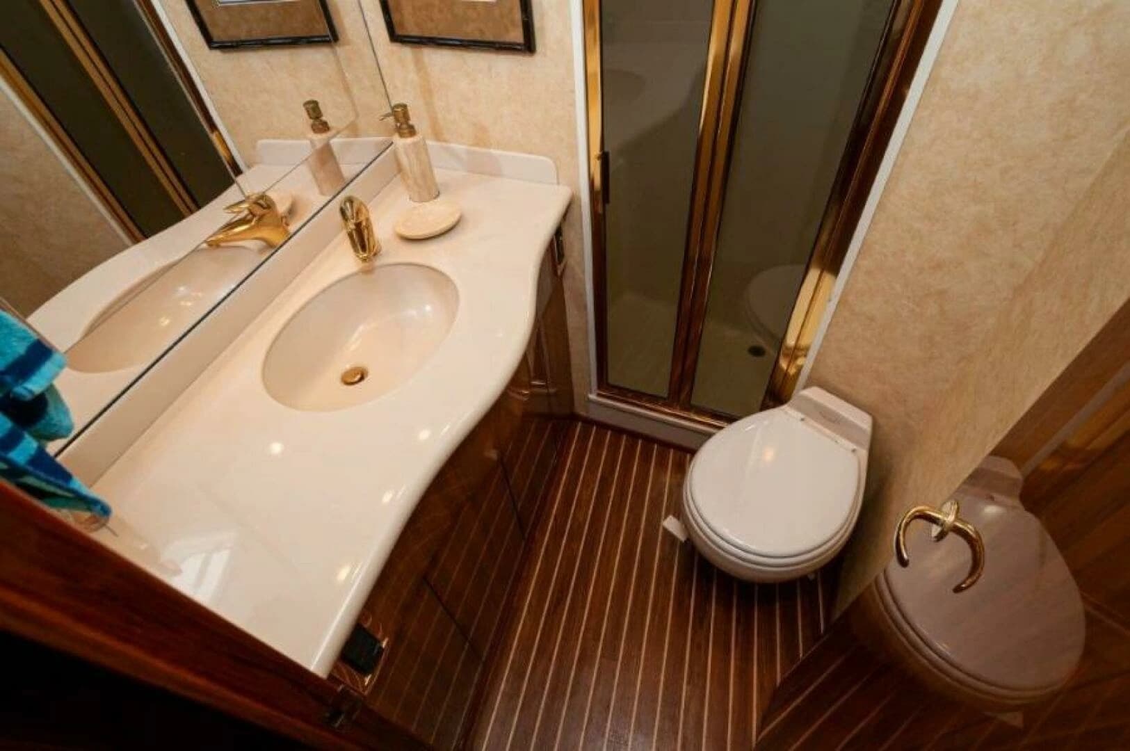 2006 Viking 45 Convertible - Image 15