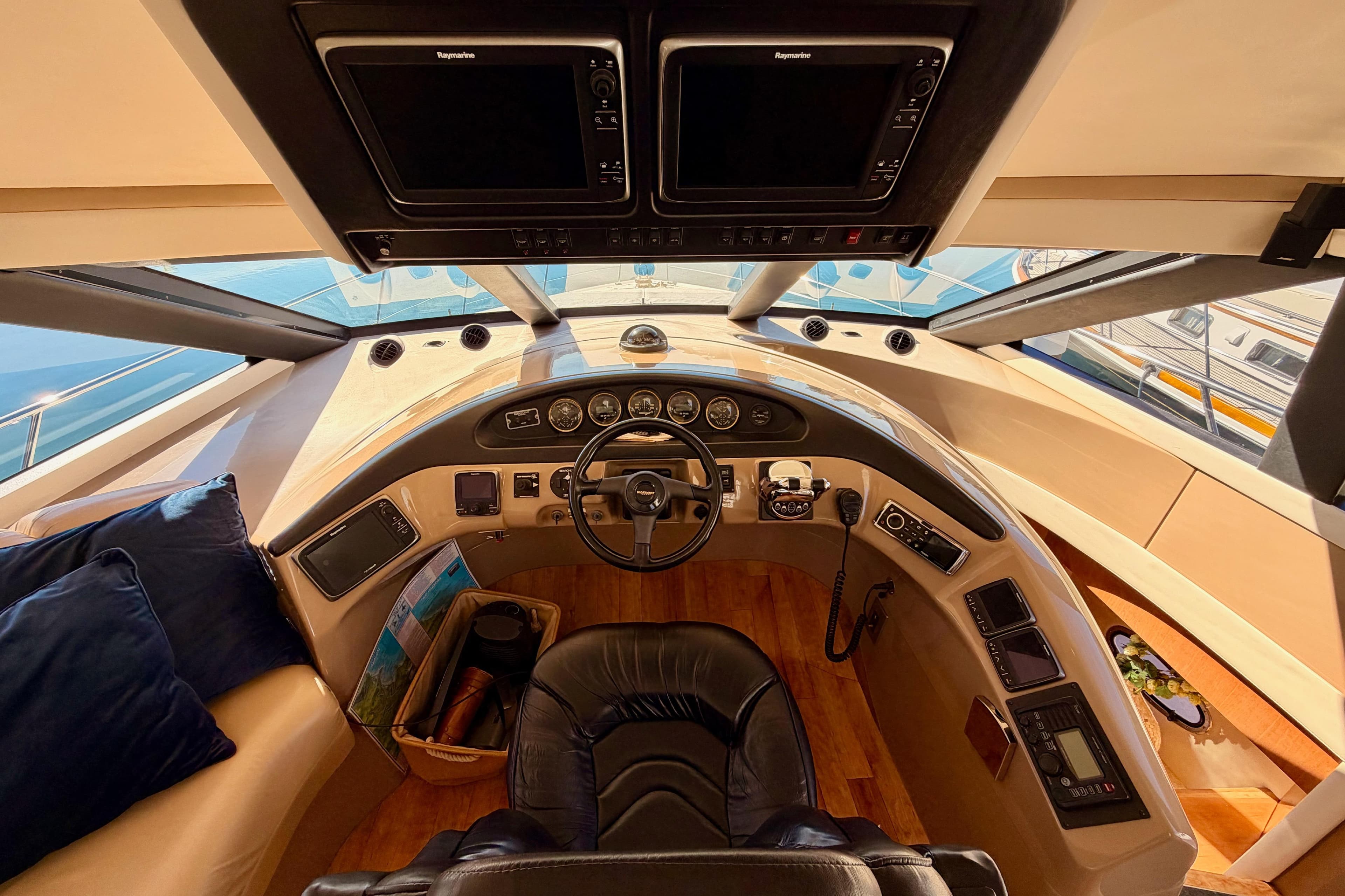 1999 Carver 530 Voyager Pilothouse helm with modern navigation equipment and luxurious seating.