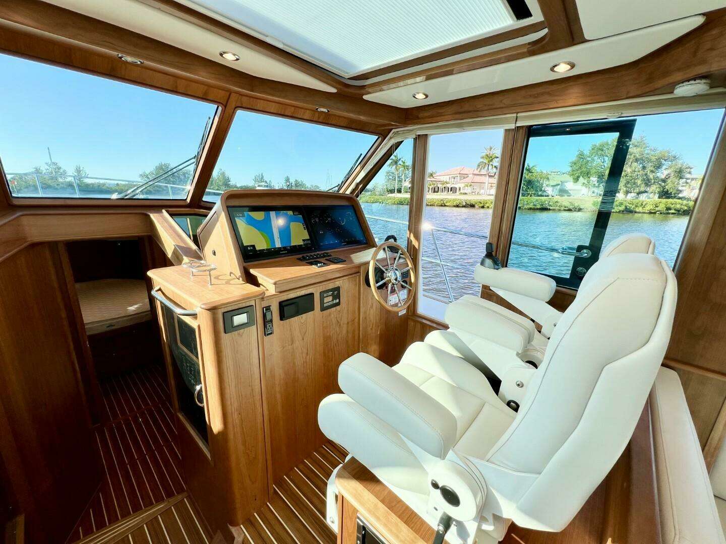 2027 Sabre 43 Salon Express - Image 11