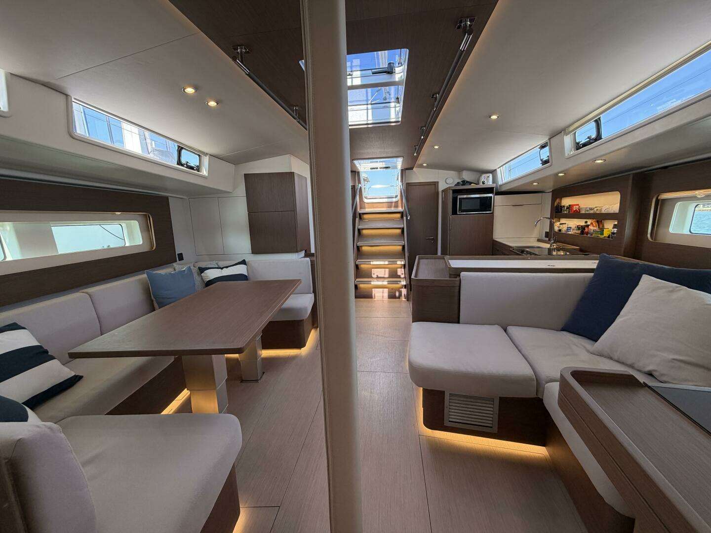 2022 Beneteau Oceanis Yacht - Image 19