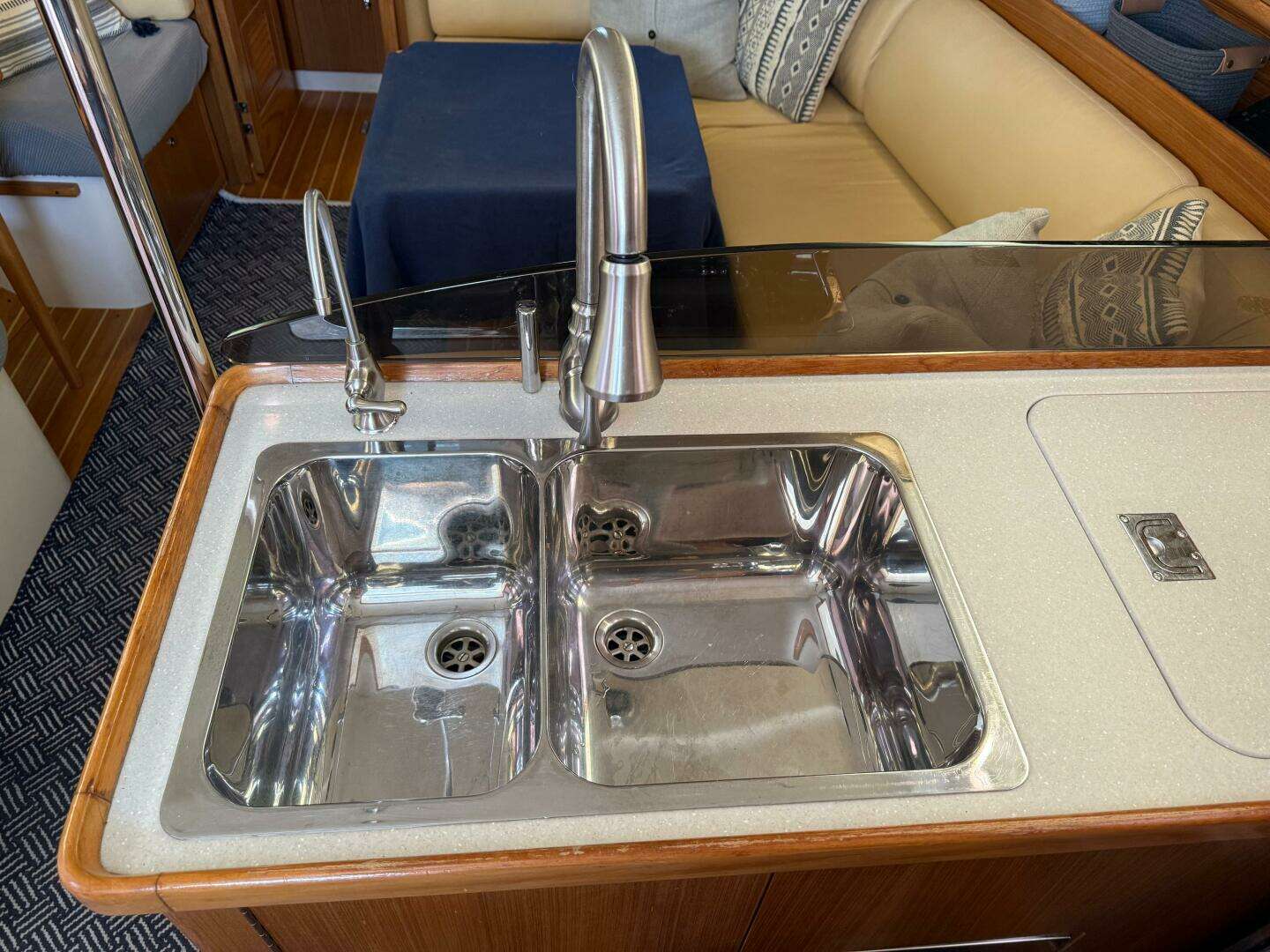 2011 Catalina 355 - Image 32