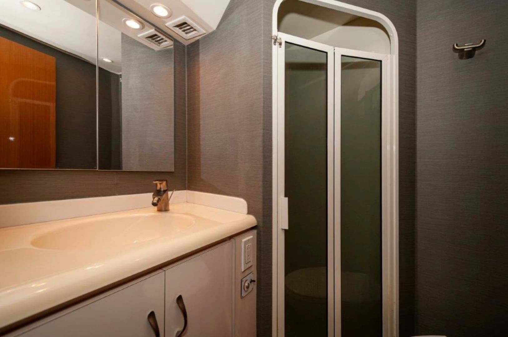 2001 Viking 61 Convertible - Image 27