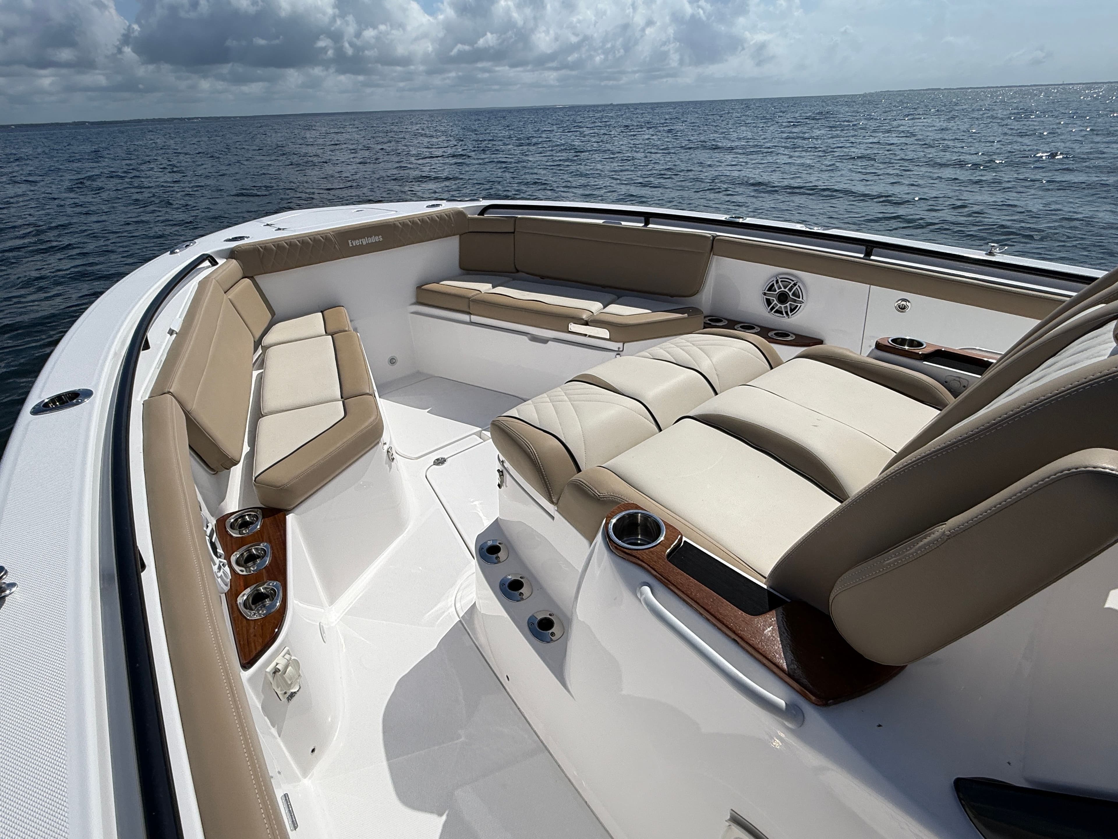 2022 EVERGLADES 395 CC - Image 6