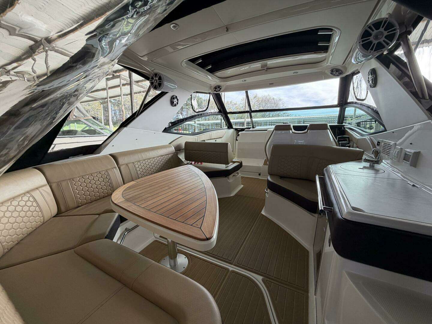 2023 Sea Ray Sundancer 320 - Image 5