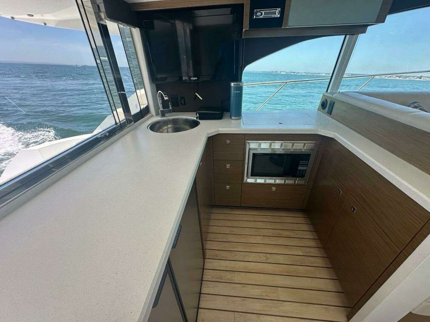 2015 Cruisers Yachts Cantius - Image 29