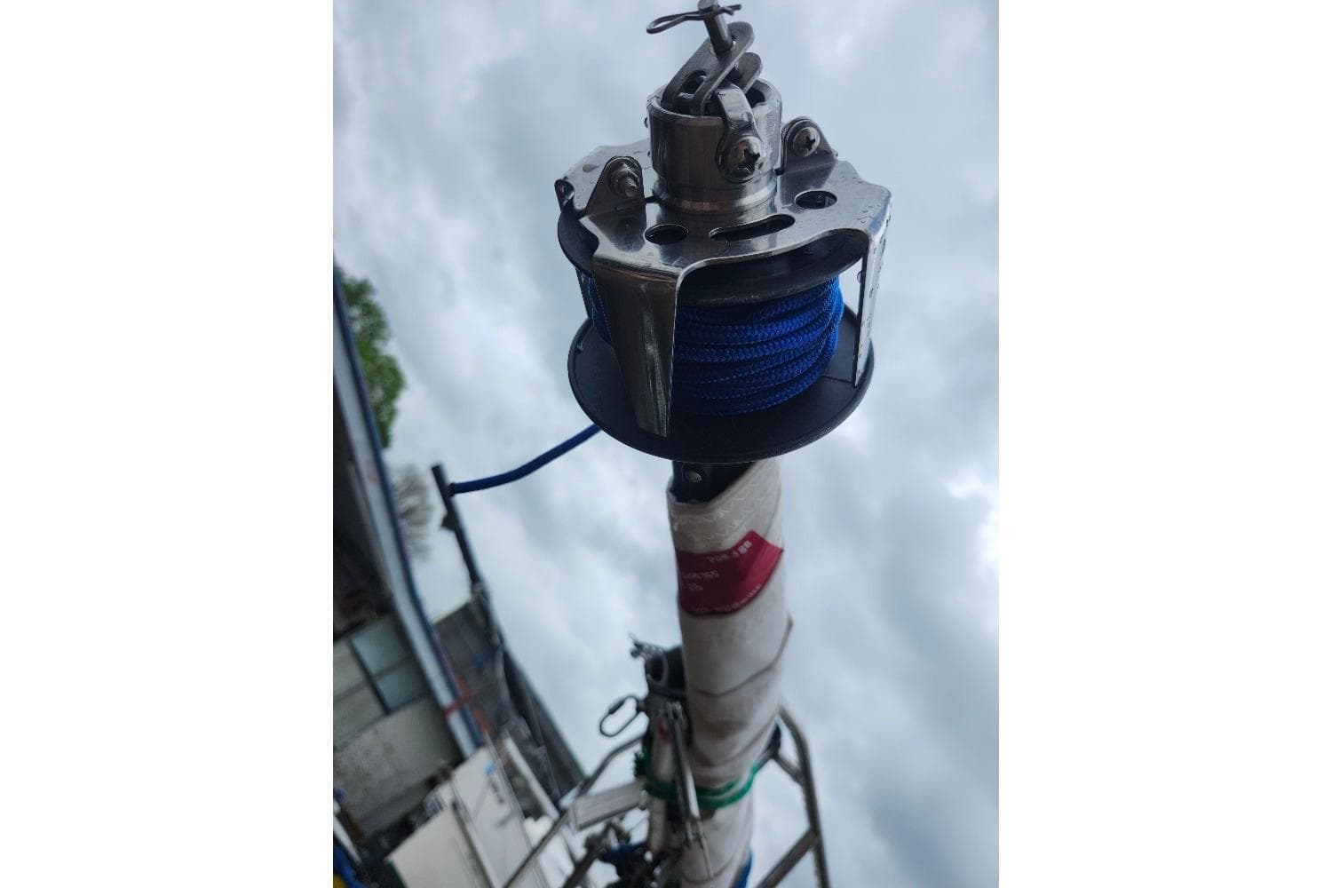 Sailboat mast with blue rope and metal fittings, Precision 165, 1996 model.