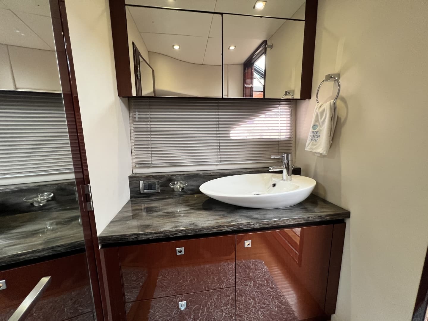 2013 Sea Ray 510 Sundancer - Image 37