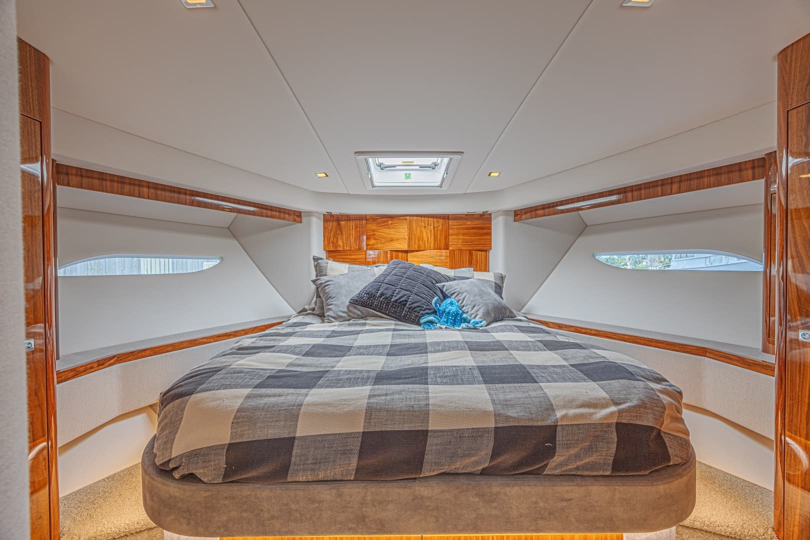 2021 Riviera 6000 Motor Yacht - Image 15