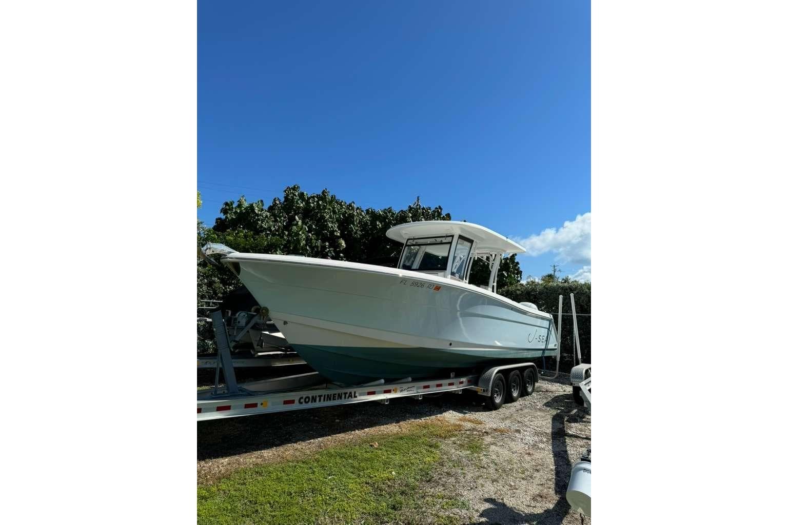 2017 Robalo R302 Center Console