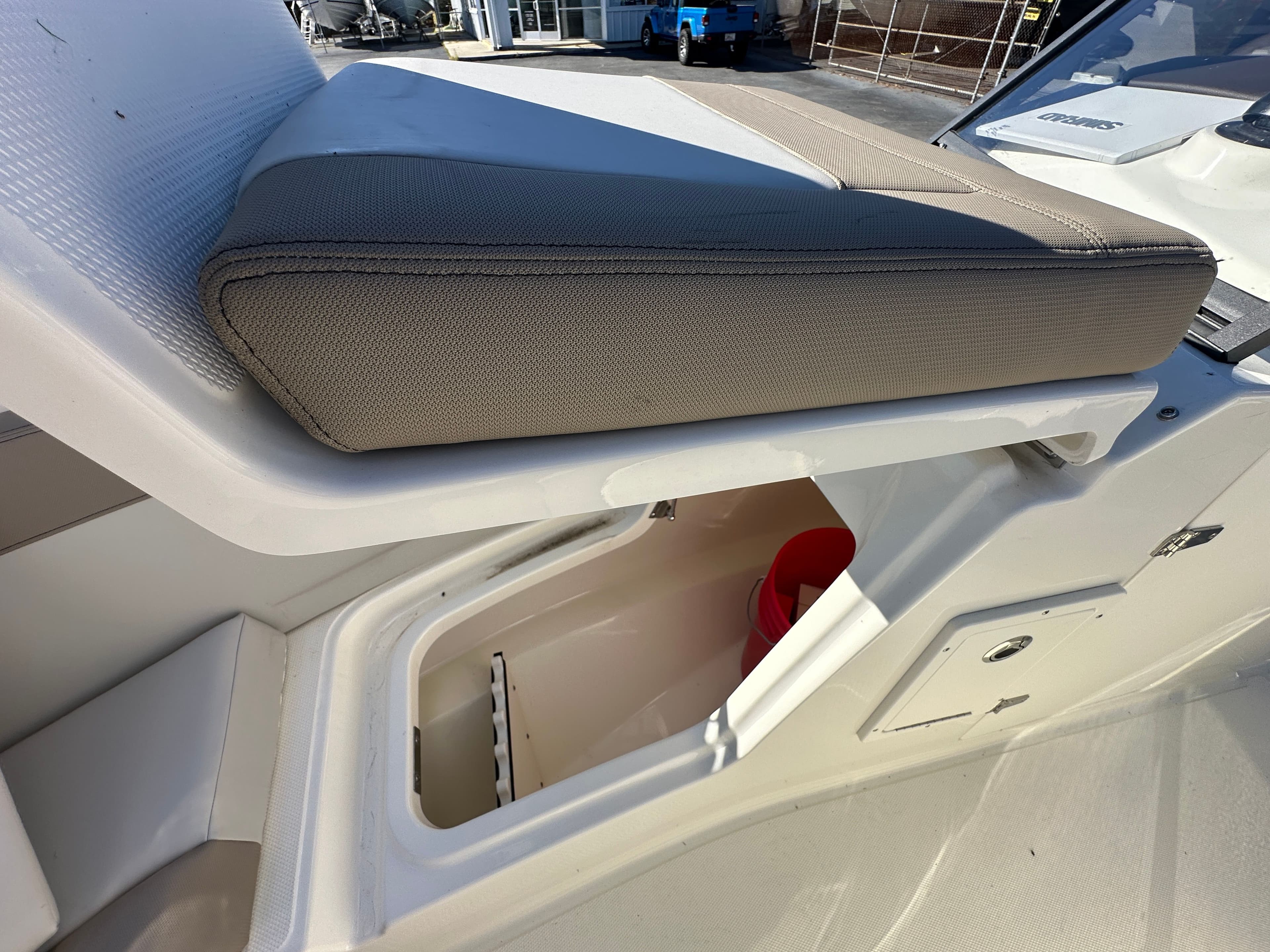 2025 Boston Whaler 210 Vantage - 14