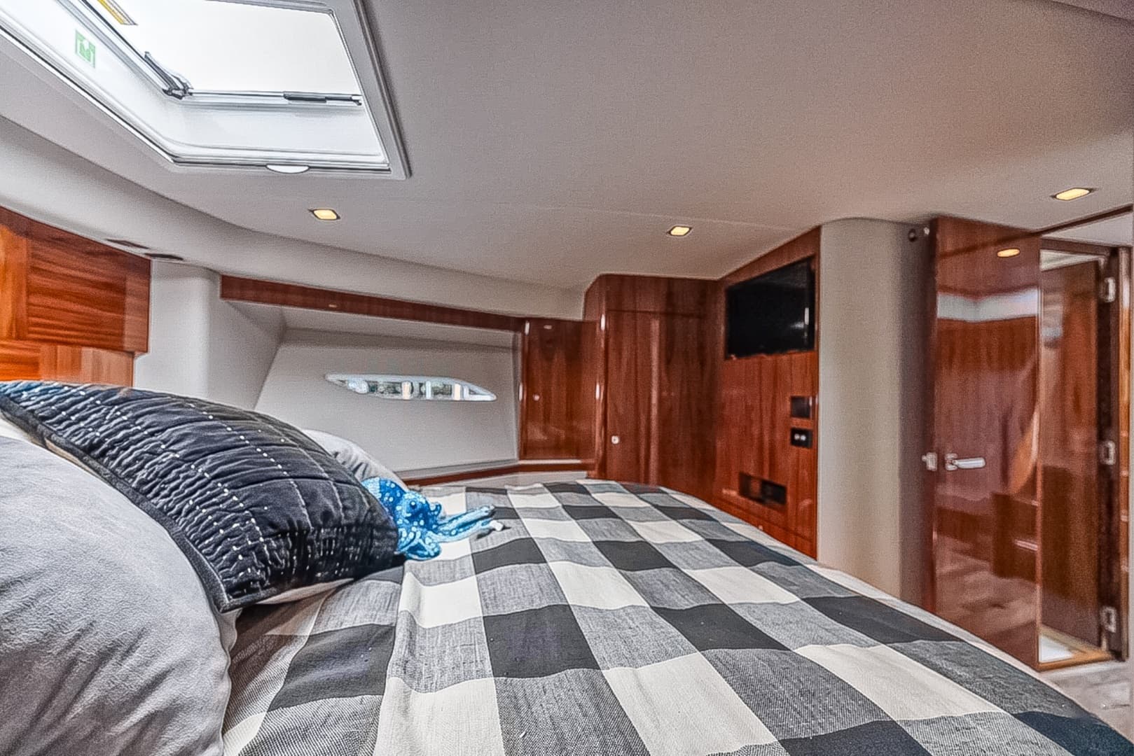 2021 Riviera 6000 Motor Yacht - Image 27