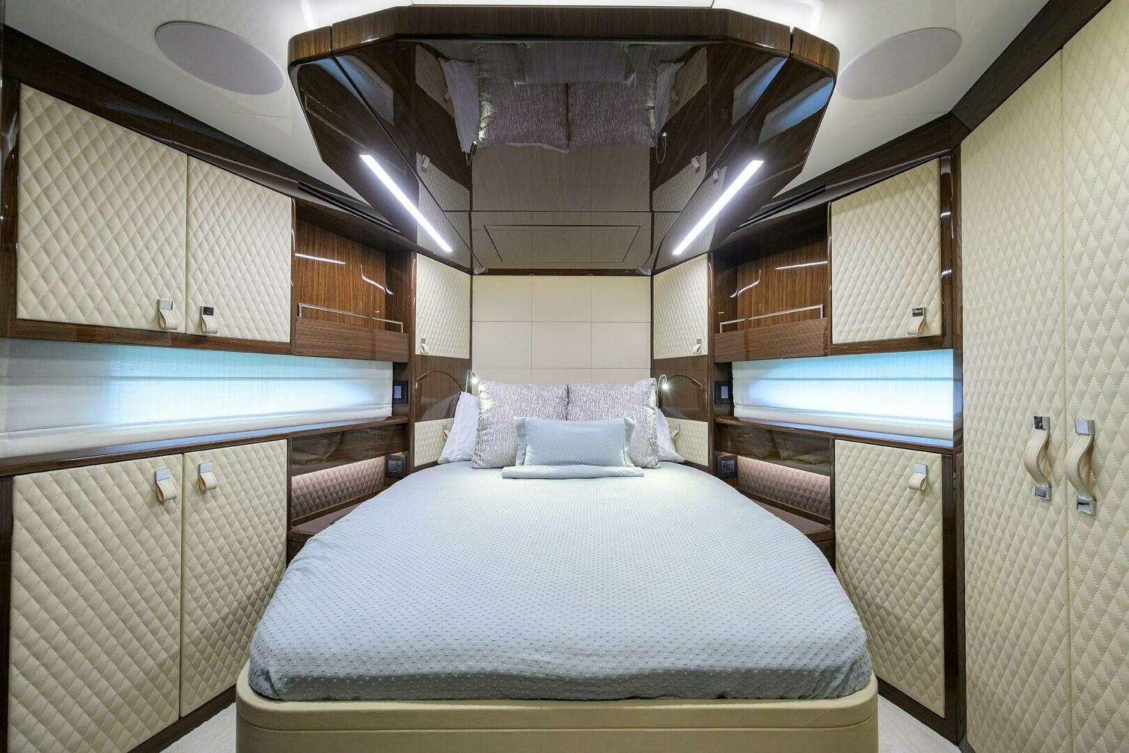 2023 Lazzara Yachts LSX 67 - Image 28