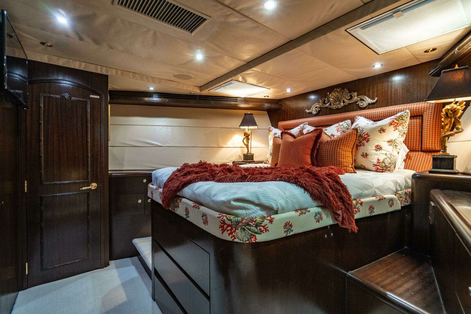 2001 Hatteras 100 Motor Yacht - Image 38