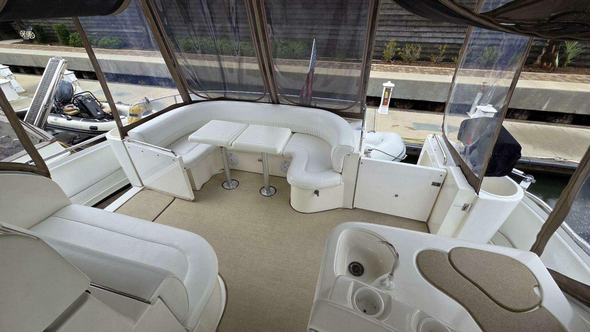 2000 Cruisers Yachts 4450 Express Motor Yacht - Image 12