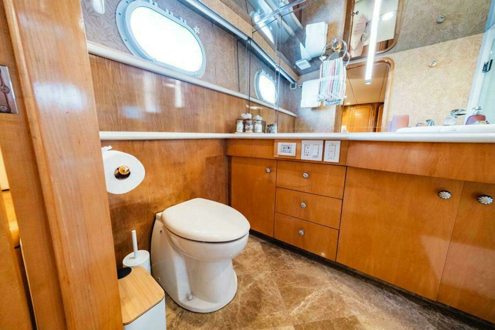 1995 Hatteras Flybridge Motor Yacht - Image 33