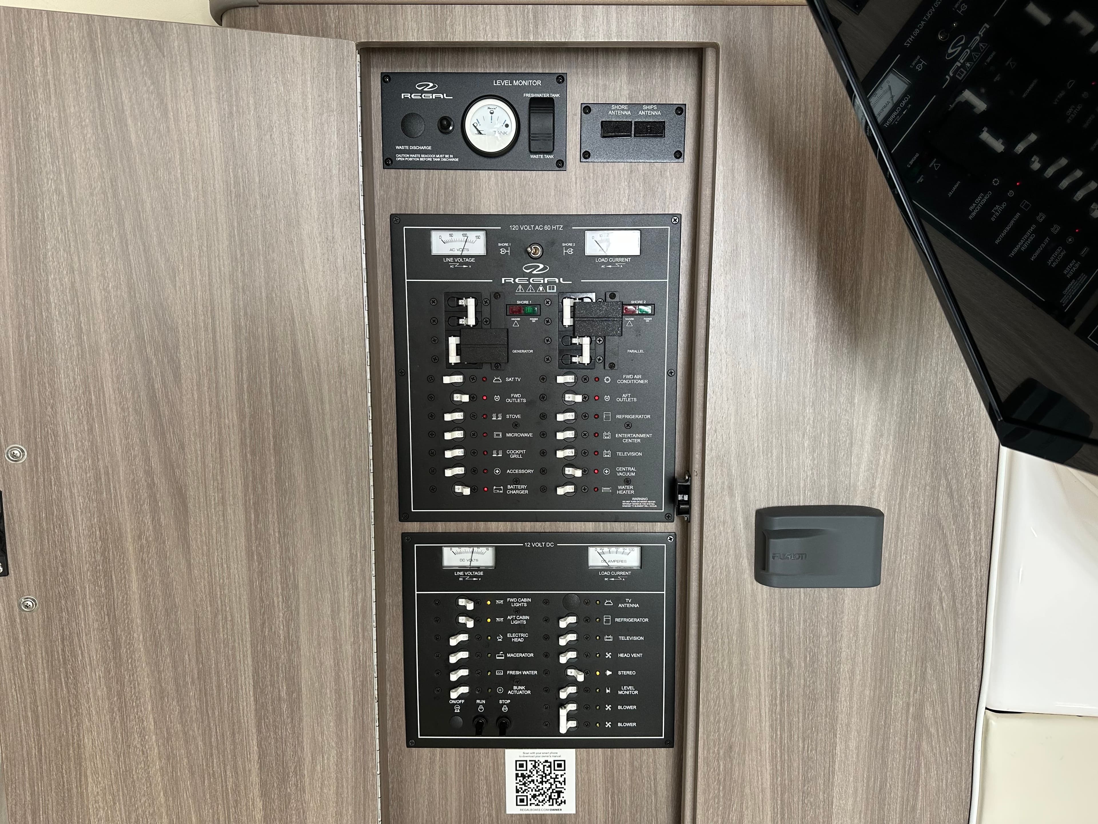 2019 Regal 33 Express - 29