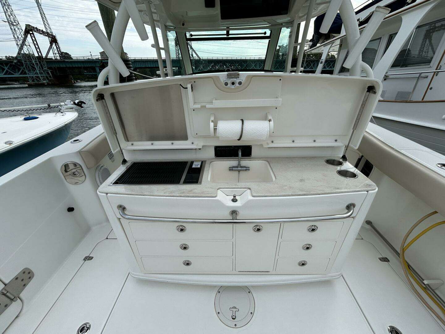 2017 Boston Whaler 370 Outrage - Image 6