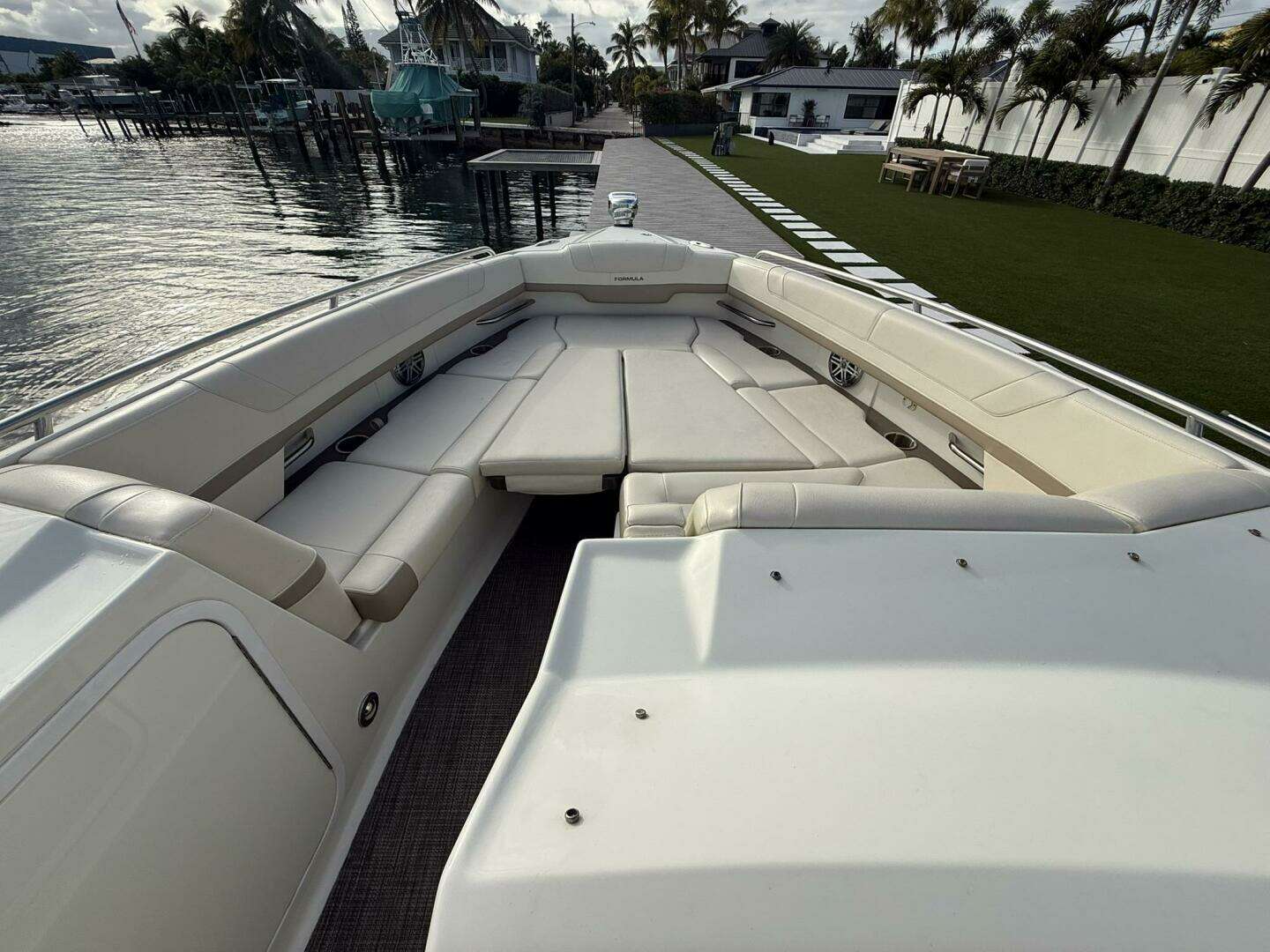 2016 Formula 330 Crossover Bowrider - Image 5