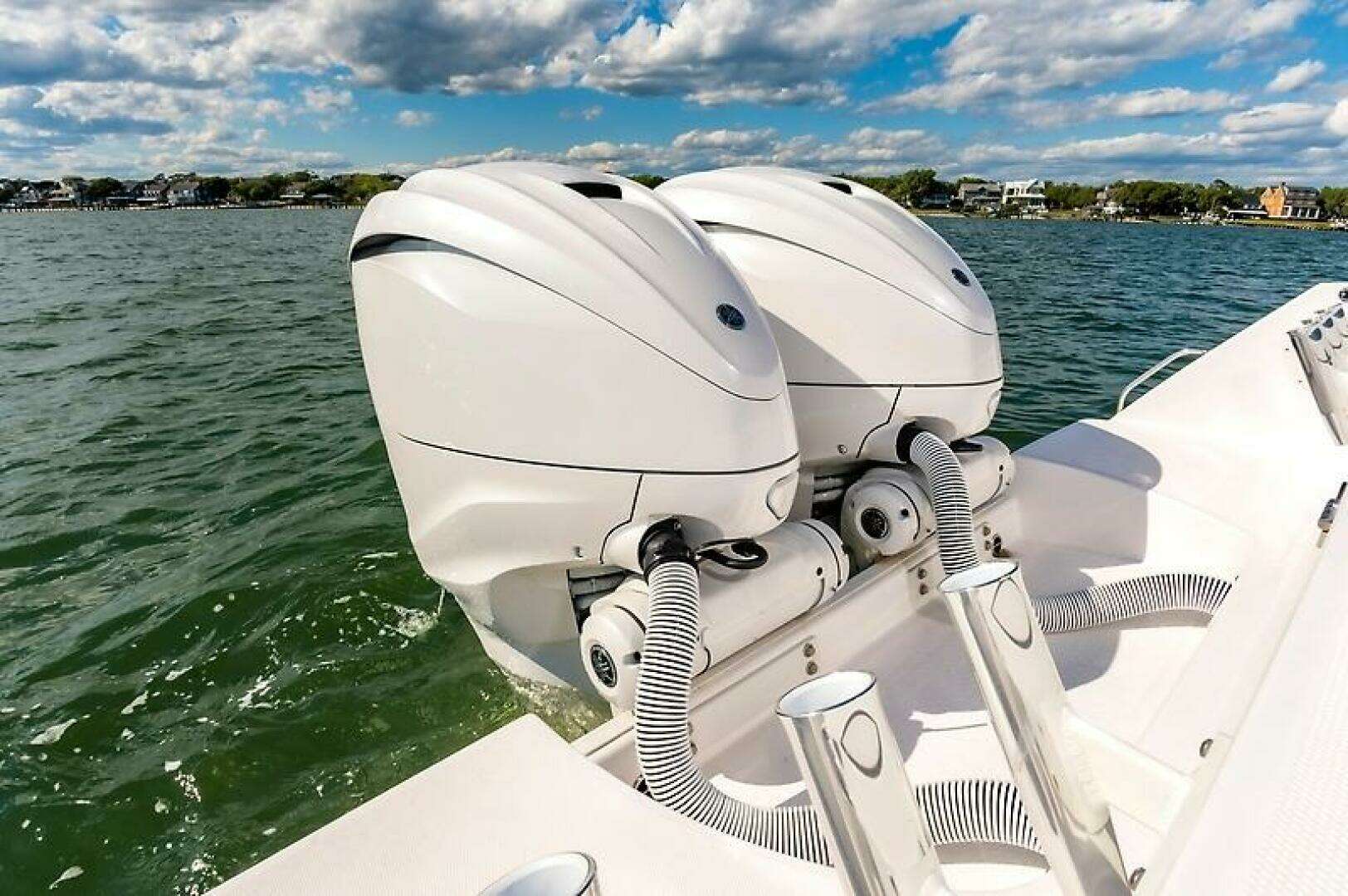 2023 Everglades 335CC - Image 31